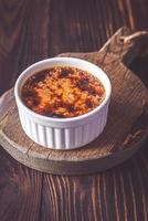 creme brulee i grytan foto