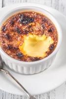 creme brulee i grytan foto