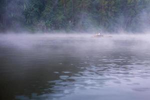 vatten av sjö med kall dimma i vinter. foto