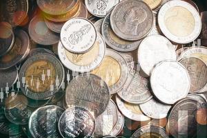 dubbel- exponering av Graf, stock visa och pengar mynt anordnad som en Graf, sparande, företag koncept.för bakgrund foto