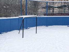 tömma hockey grindar på en snöig hockey rink, kall vinter- foto