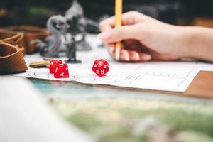 fokus på tärningar d20 i roll spelar bordsskiva och styrelse spel hobby begrepp foto