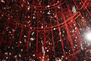 svart röd bur med vit snö papper flyga strömma falla bakgrund foto