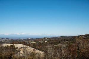 de snöig monviso förbiser de piemontesiska langhe i de höst säsong, med dess vingårdar och kullar, nära alba foto