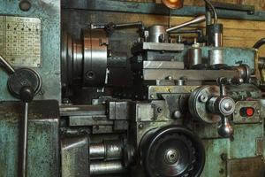 gammal metall svarv i de verkstad, metallbearbetning, maskin verktyg foto