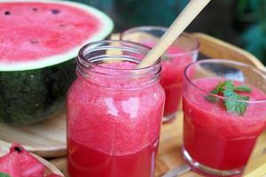 kall och färsk vattenmelon smoothie. frukt juice är Bra för hälsa. foto