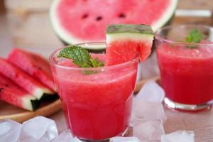 kall vattenmelon juice och skivad vattenmelon foto