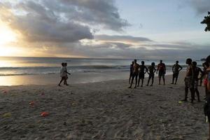 mahe, Seychellerna - augusti 13 2019 - lokal- fotboll team Träning på de strand foto