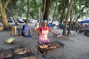 mahe, Seychellerna - augusti 13 2019 - ung kreolska människor på lokal- marknadsföra foto