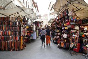 Florens, Italien - september 1 2018 - människor uppköp på gammal stad läder marknadsföra foto