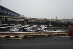 paris, Frankrike - Mars 19 2018 - paris flygplats täckt förbi snö foto