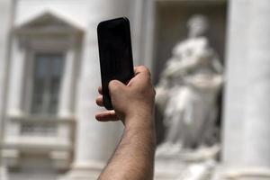 turist tar selfie på fontana di trevi fontän rom foto