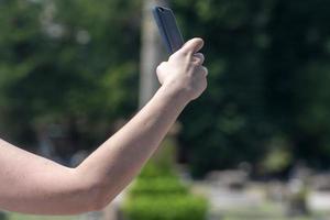 hand tar selfie bild med smartphone i rom foto