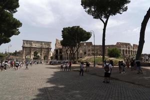 rom, Italien - juni 14 2019 - coliseum och roman banor är full av turister foto