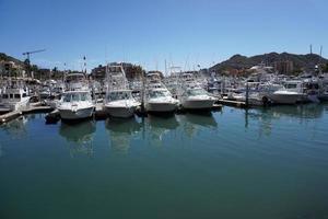 cabo san lucas, mexico - januari 25 2018 - pacific kust stad är fullt med folk av turist foto