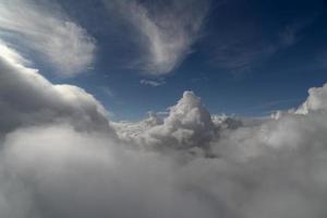 molnig himmel från flygplan fönster medan flygande foto