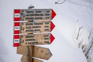 vandra spår tecken på snö vandring bergen av santa caterina valfurva italiensk alps i vinter- foto