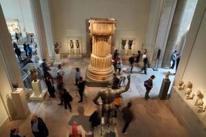 ny york, USA - Maj 27 2018 - besökare på träffade storstads museum av konst foto