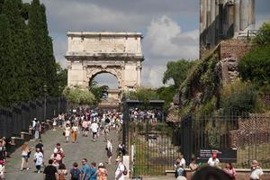 rom, Italien - juni 10 2018 - turister tar bilder och selfies på colosseo foto