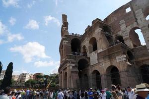 rom, Italien - juni 10 2018 - turister tar bilder och selfies på colosseo foto