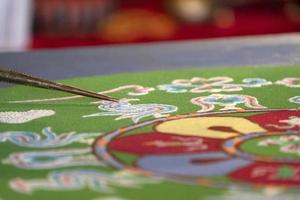 tibetan munk mandala sand teckning foto