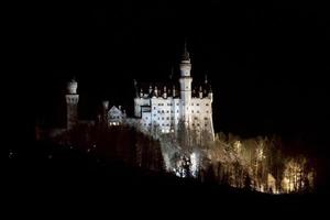 neuschwanstein slott på natt i vinter- foto