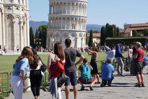 pisa, Italien - september 26 2017 - turist tar bilder på känd lutande torn foto