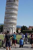 pisa, Italien - september 26 2017 - turist tar bilder på känd lutande torn foto