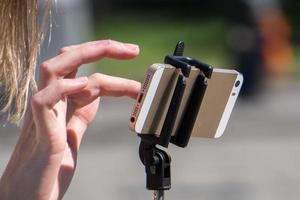 hand tar selfie bild med smartphone foto