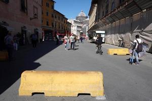 pisa, Italien - september 26 2017 - anti terrorism barriär i känd lutande torn stad foto
