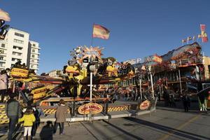 genua, Italien - december, 9 2018 - traditionell jul luna parkera roligt rättvis är öppnad foto