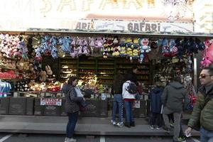 genua, Italien - december, 9 2018 - traditionell jul luna parkera roligt rättvis är öppnad foto