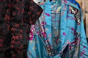 många japansk kimono klänning på de marknadsföra foto