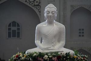 japansk buddah staty isolerat stänga upp foto