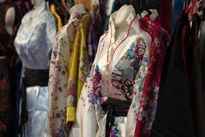 många japansk kimono klänning på de marknadsföra foto