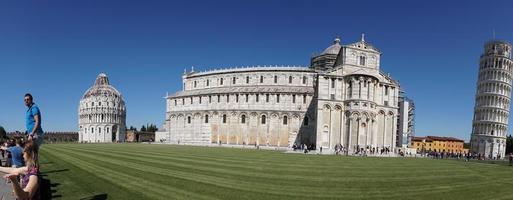 pisa, Italien - september 26 2017 - turist tar bilder på känd lutande torn foto