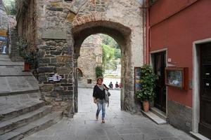 portovenere, Italien - september 24 2017 - många turister i piktorisk italiensk by foto