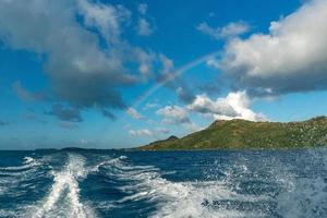 segling i bora bora franska polynesien regnbåge panorama foto