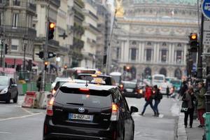 paris, Frankrike - oktober 5 2018 - paris gata belastad trafik foto