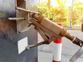 närbild gas dispenser för bil på gas station på suddigt med Sol blossa bakgrund. foto