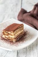 portion tiramisu på den vita plattan foto