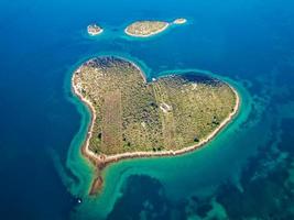 antenn Drönare se av galesnjak de ö av kärlek i kroatien med skön blå turkos hav vatten. hjärta formad ö. resa och högtider destination. Fantastisk turism i kroatien öar. foto