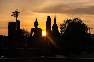 silhuett av wat tempel skön tempel i de historisk parkera thailand foto