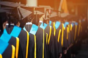 skott av examen hattar under början framgång akademiker vid universitetet, koncept utbildning gratulationer. examensceremoni, gratulerade studenterna på universitetet under starten. foto