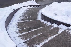 trappa täckt i snö foto