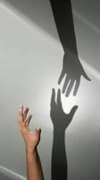 portion hand, Stöd eller partnerskap begrepp. skugga av en portion hand för rädda en katastrof person. företag och relation av människor foto