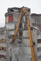 flervåningshus byggnad revs och demonteras förbi maskin foto