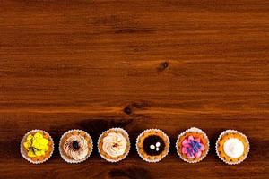 muffins på en brun trä- tabell, topp se foto
