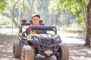 underhållning parkera. liten Pojkar konkurrera på barns atvs och bilar. en roligt tidsfördriv. naturlig bilder med naturlig känslor. foto