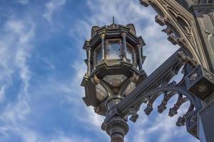 gata lampa i gotik stil. gammal stad foto